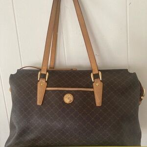 Rioni tote traveler